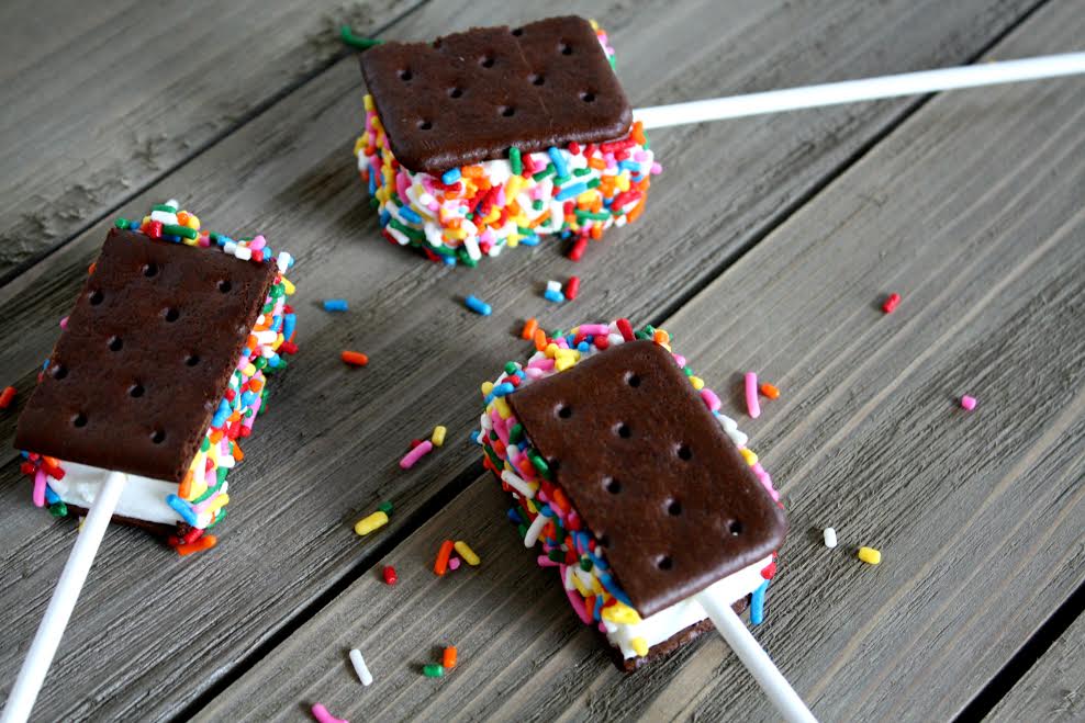 These Easy Ice Cream Sandwich Pops are the perfect celebrationa and party treat!